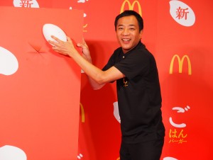 「夜マック」新メニュー PR発表会に出席したナイツの塙宣之