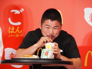 「夜マック」新メニュー PR発表会に出席した田中史朗選手（ラグビー選手）