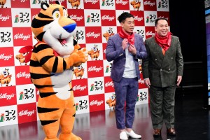 「ミルクボーイ ケロッグ公式応援サポーター就任式」記者会見に登場したミルクボーイ