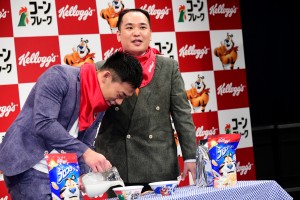 「ミルクボーイ ケロッグ公式応援サポーター就任式」記者会見に登場したミルクボーイ