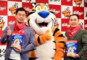 「ミルクボーイ ケロッグ公式応援サポーター就任式」記者会見に登場したミルクボーイ