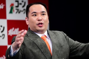 「ミルクボーイ ケロッグ公式応援サポーター就任式」記者会見に登場したミルクボーイ・内海崇