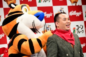 「ミルクボーイ ケロッグ公式応援サポーター就任式」記者会見に登場したミルクボーイ・内海崇