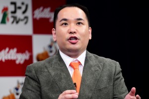 「ミルクボーイ ケロッグ公式応援サポーター就任式」記者会見に登場したミルクボーイ・内海崇