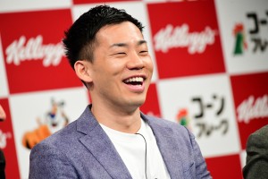 「ミルクボーイ ケロッグ公式応援サポーター就任式」記者会見に登場したミルクボーイ・駒場孝