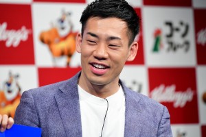 「ミルクボーイ ケロッグ公式応援サポーター就任式」記者会見に登場したミルクボーイ・駒場孝