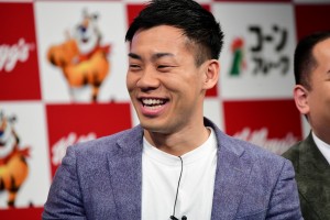 「ミルクボーイ ケロッグ公式応援サポーター就任式」記者会見に登場したミルクボーイ・駒場孝