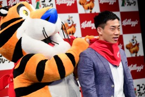 「ミルクボーイ ケロッグ公式応援サポーター就任式」記者会見に登場したミルクボーイ・駒場孝