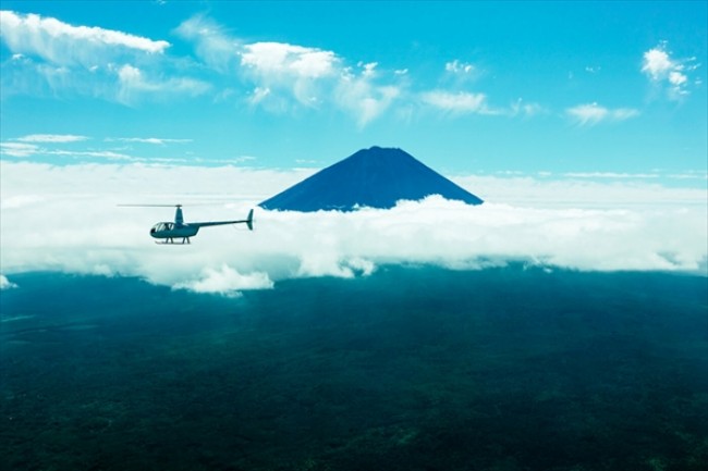富士山の上空をヘリで！　「星のや富士」の樹海ツアーがすごく優雅