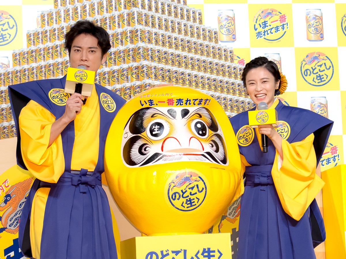 『うまさをお届け!のどごし<生>新春まつり』に登場した桐谷健太、小島瑠璃子