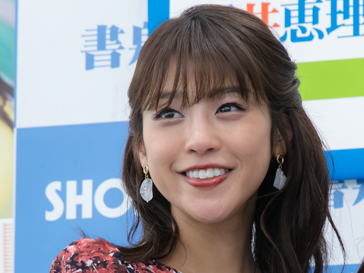 岡副麻希、自らを折り畳む！ 体の柔らかさにファンびっくり「羨ましい」