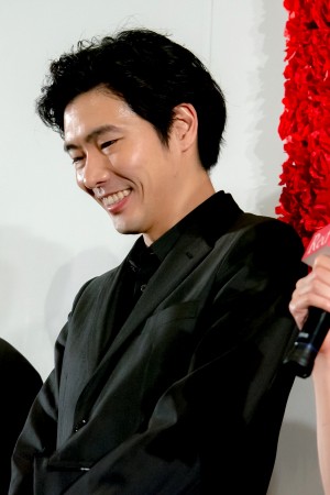 映画『Ｒｅｄ』完成披露舞台あいさつに登場した柄本佑