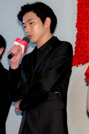 映画『Ｒｅｄ』完成披露舞台あいさつに登場した柄本佑