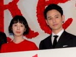 映画『Ｒｅｄ』完成披露舞台あいさつに登壇した（左から）夏帆、妻夫木聡