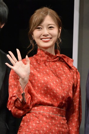 映画『スマホを落としただけなのに　囚われの殺人鬼』完成披露舞台あいさつに登場した白石麻衣