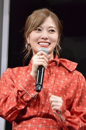 映画『スマホを落としただけなのに　囚われの殺人鬼』完成披露舞台あいさつに登場した白石麻衣