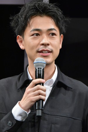 映画『スマホを落としただけなのに　囚われの殺人鬼』完成披露舞台あいさつに登場した成田凌