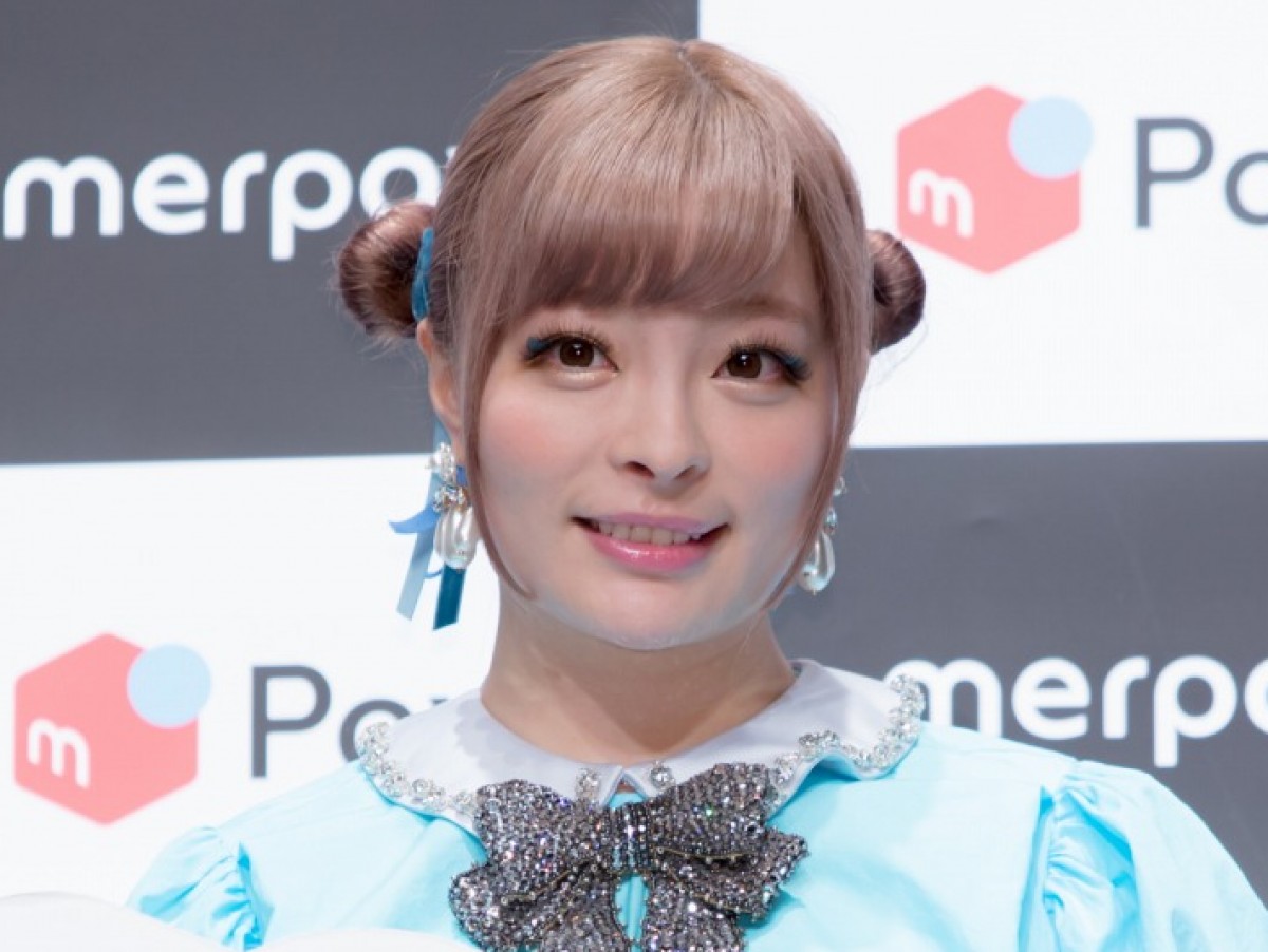 きゃりーぱみゅぱみゅ、黒ずくめの“黒マスクマン”姿に反響「かっこいい」