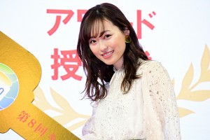 「ジャパンキャンピングカーショー2020」授賞式に登場した福原遥