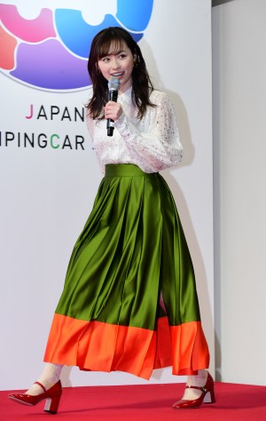 「ジャパンキャンピングカーショー2020」授賞式に登場した福原遥