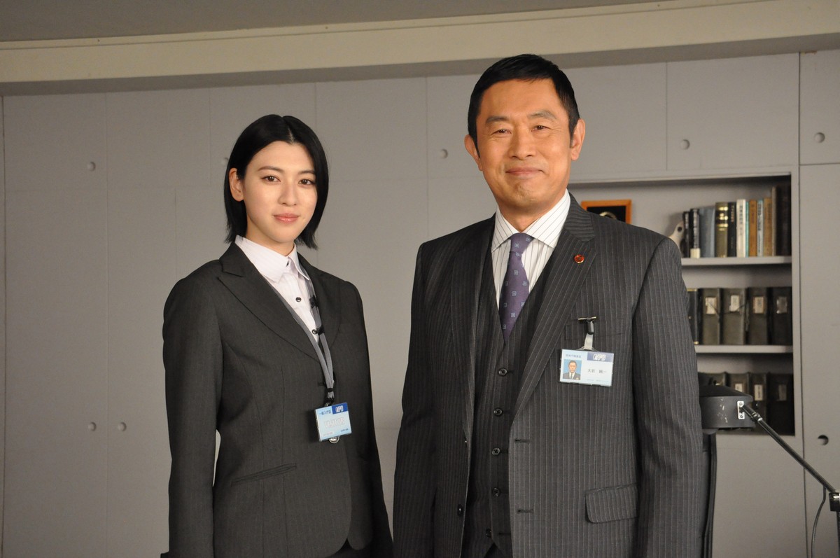 木曜ミステリー『警視庁・捜査一課長2020』（左から）三吉彩花、内藤剛志