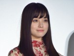 【写真】橋本環奈、キュートな浴衣姿　綿あめほお張るショットに「可愛すぎる」「神」の声