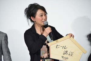 映画『嘘八百 京町ロワイヤル』初日舞台あいさつに登場した友近