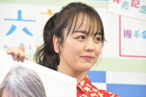 『伊原六花スクールカレンダー2020』発売記念握手会に登場した伊原六花