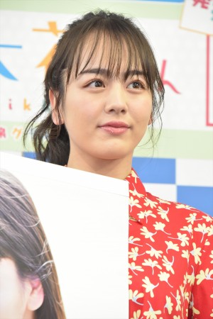 『伊原六花スクールカレンダー2020』発売記念握手会に登場した伊原六花