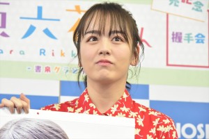 『伊原六花スクールカレンダー2020』発売記念握手会に登場した伊原六花