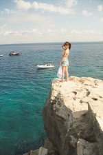 シチリア島で崖から海に飛び込む前の与田祐希（乃木坂46・与田祐希2nd写真集『無口な時間』より）