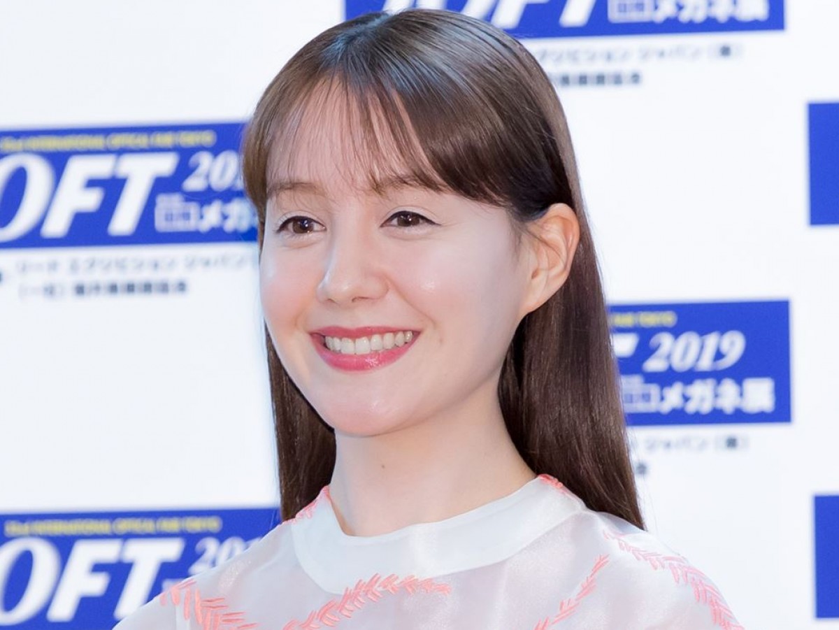 トリンドル玲奈、地面から顔だけ出して「やほ」　おちゃめショットに反響「可愛すぎる」