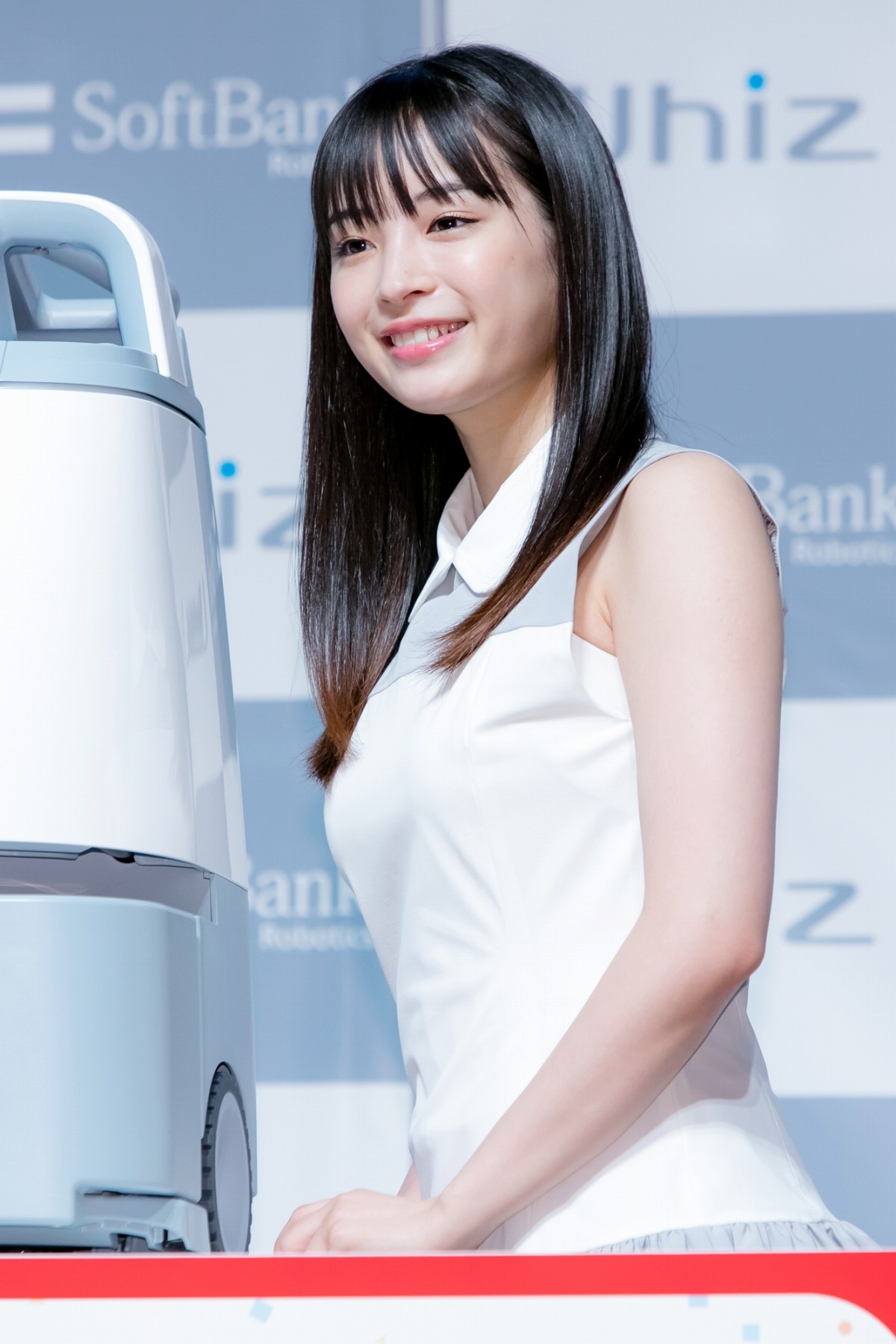 広瀬すず、ミニ丈ワンピース姿で登場 “部長”就任に意気込み