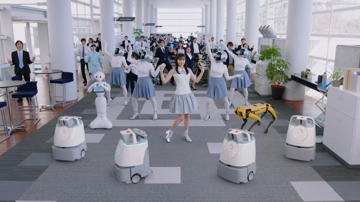 広瀬すず、ミニ丈ワンピース姿で登場 “部長”就任に意気込み