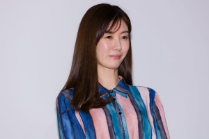 映画『酔うと化け物になる父がつらい』完成披露試写会に登場した、ともさかりえ