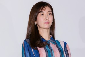 映画『酔うと化け物になる父がつらい』完成披露試写会に登場した、ともさかりえ