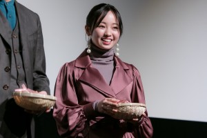 映画『酔うと化け物になる父がつらい』完成披露試写会に登場した今泉佑唯