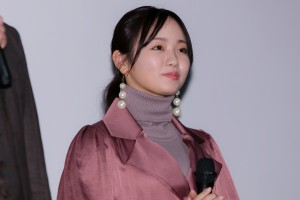 映画『酔うと化け物になる父がつらい』完成披露試写会に登場した今泉佑唯