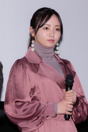 映画『酔うと化け物になる父がつらい』完成披露試写会に登場した今泉佑唯