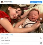 ミラ・ジョヴォヴィッチ、第3子の女児を出産　写真は次女ダシールと第3子　※「ミラ・ジョヴォヴィッチ」インスタグラム