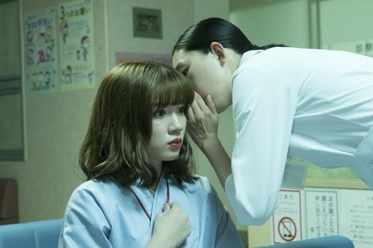 坂口健太郎×永野芽郁『仮面病棟』、緊迫感と怪しさがハンパない！場面写真＆特別映像公開