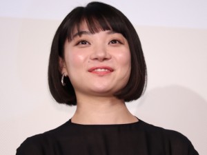 映画『架空OL日記』完成披露試写会に登場した三浦透子