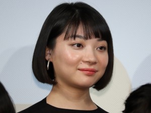 映画『架空OL日記』完成披露試写会に登場した三浦透子