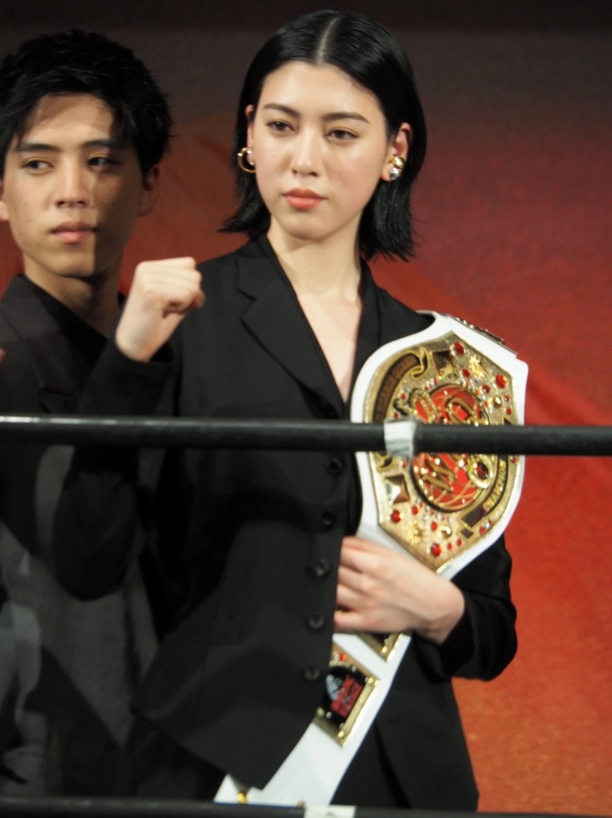 三吉彩花が見事な“犬鳴ハイキック”！ 女子プロレスラーとの二刀流を勧められる