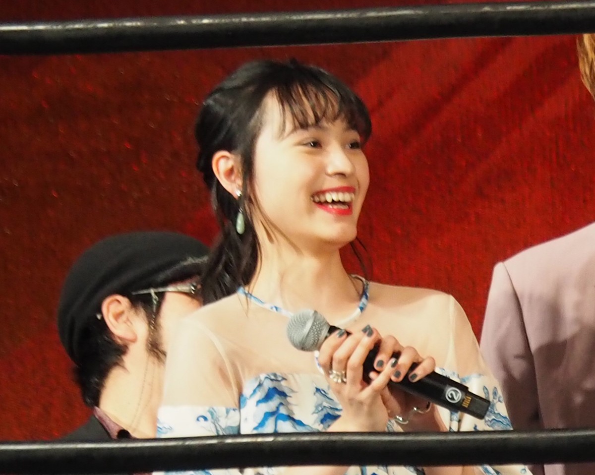 三吉彩花が見事な“犬鳴ハイキック”！ 女子プロレスラーとの二刀流を勧められる