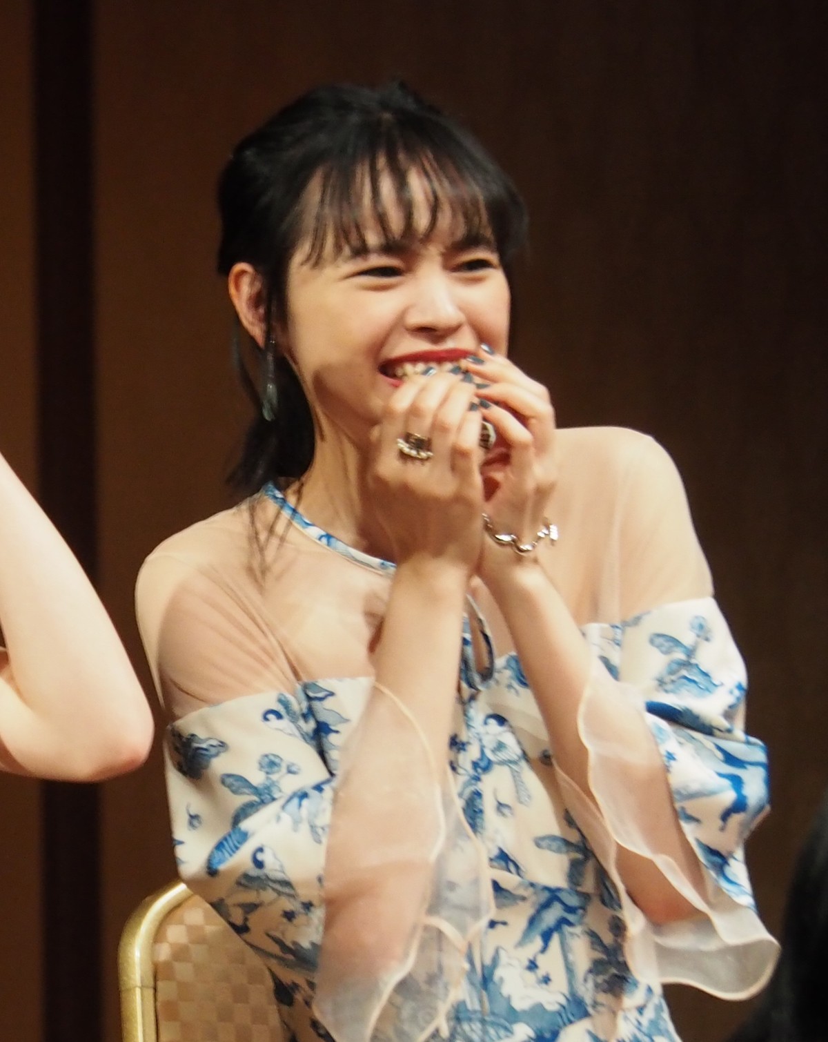 三吉彩花が見事な“犬鳴ハイキック”！ 女子プロレスラーとの二刀流を勧められる
