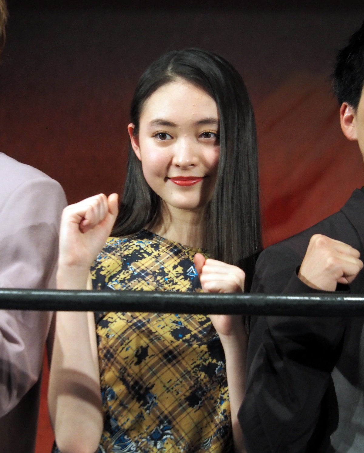 三吉彩花が見事な“犬鳴ハイキック”！ 女子プロレスラーとの二刀流を勧められる