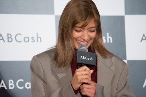 『ABCash』ブランドアンバサダー就任イベントに登場したローラ