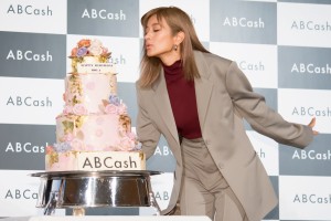 『ABCash』ブランドアンバサダー就任イベントに登場したローラ