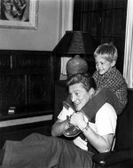 カーク・ダグラスと息子マイケル・ダグラス（5歳）　（※写真は1949年ごろ）